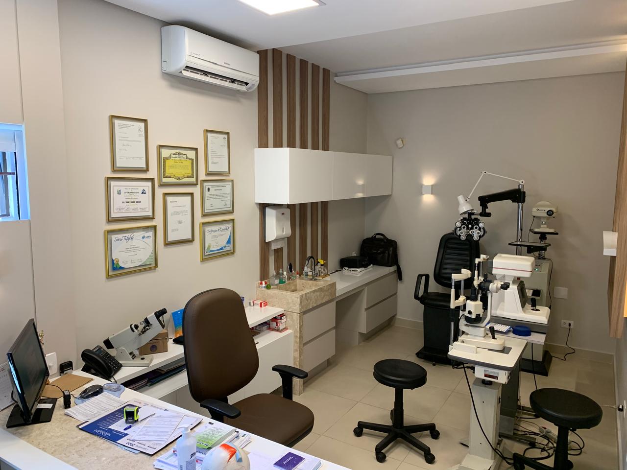 Consultório de oftalmologia com equipamentos modernos